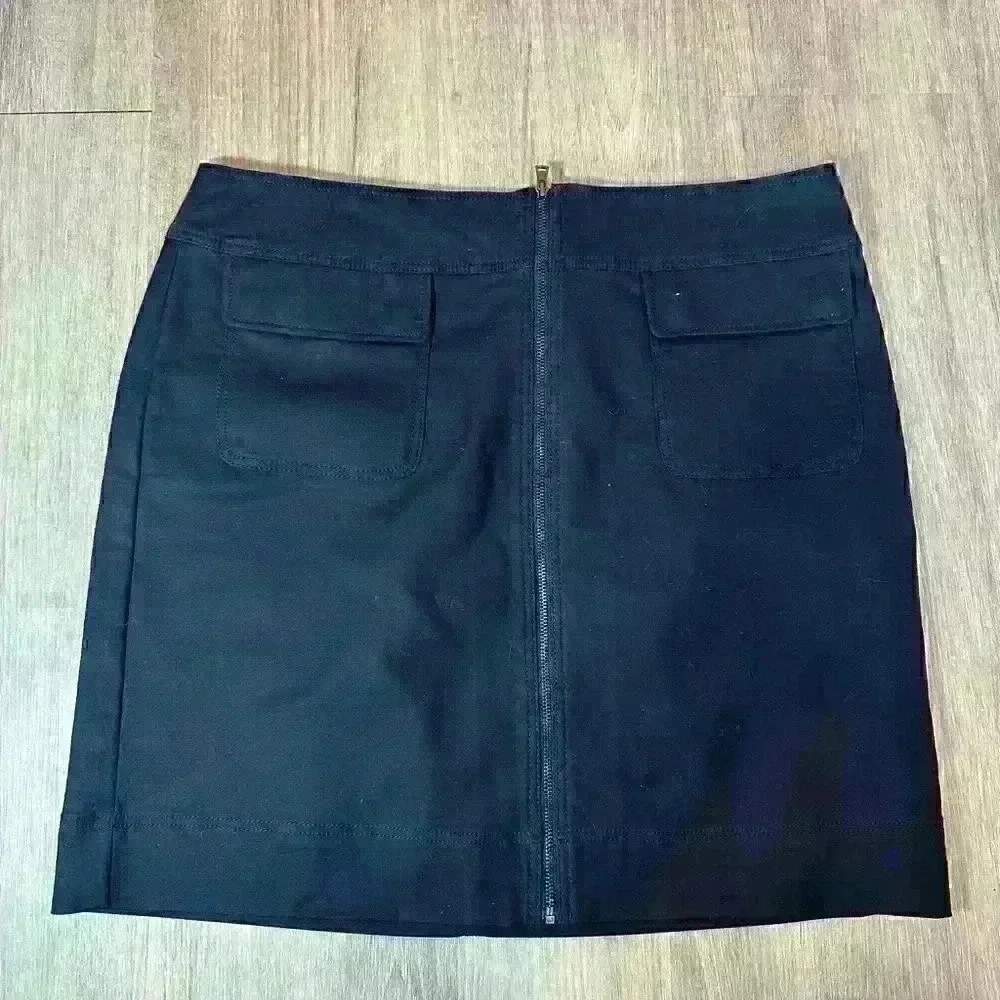 Ann Taylor short navy skirt, size 10